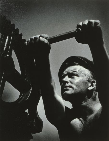 Unto Oikkonen, Työn kasvot, 1960, hopeagelatiinivedos. Suomen Kameraseurojen Liiton ja Kamera-lehden kokoelmat, Suomen valokuvataiteen museo.