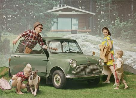 Pietisen mainoskuvaamon studiossa kuvattu automainos. Kuvaaja tuntematon, 1967. Digitoitu alkuperäisestä negatiivista. Pietisen kokoelma, Suomen valokuvataiteen museo.