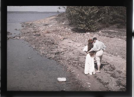Wladimir Schohin, Rakastunut pari rannalla, autochrome, 1907. AFK:n (Amatörfotografklubben i Helsingfors) kokoelma, Suomen valokuvataiteen museo.