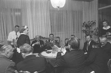 Kekkosen epävirallinen vierailu Neuvostoliittoon. Miesten kahvipöytä Suomen suurlähetystössä, Urho Kekkonen heittää sikarin, jonka Orlov nappaa ilmasta Andrei Gromykon väistäessä, edessä selin istuvat marsalkka Malinovski, marsalkka Ustinov, Orlov, Gromyko ja Nikolai Tihonov. Kalle Kultala, Moskova, Neuvostoliitto, 1965. Suomen valokuvataiteen museo. (Suomen Kuvalehti 10/1965)