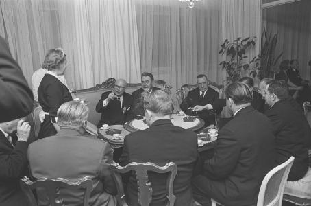 Urho Kekkonen moittii tarjoilijoita kahvipöydässä, pöydän takana istuvat pääsihteeri Leonid Brezhev, Aleksei Kosygin ja tulkki Gogol. Kalle Kultala, Moskova, Neuvostoliitto, 1965. Suomen valokuvataiteen museo. (Suomen Kuvalehti 10/1965)