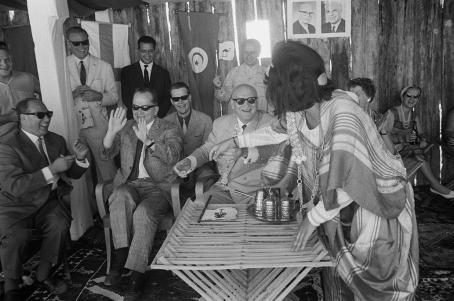 Ulkoministeri Ahti Karjalaista houkutellaan tanssiin. Kalle Kultala, Tunisia, 1965. Suomen valokuvataiteen museo.