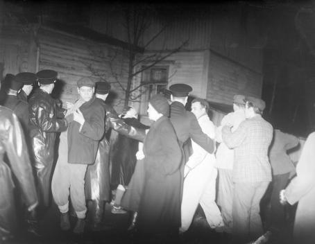 Helsingissä Arabian tehtaan edustalle kokoontunut mielenosoitus, johon osallistui 700 henkeä. Paikalle oli hälyytetty runsaasti poliiseja. 23.10.1948.
