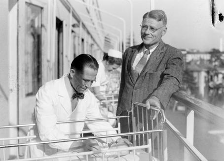 Professori Arvo Ylppö (vas.) ja amerikkalainen lastenlääkäri Emmett L. Hult Jr Lastenklinikan parvekkeella, missä pienet potilaat nukkuvat päiväuniaan. 12.9.1949