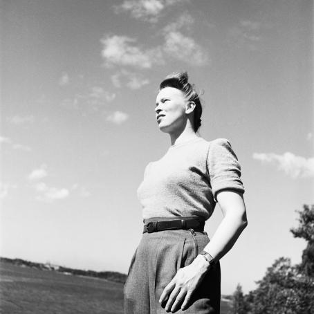 Kuvanveistäjä Essi Renvall poseeraa rantakalliolla ensimmäisenä rauhankesänä. Kesästä tuli kaunis ja lämmin. 1945