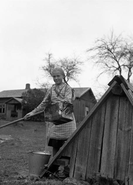 Sotien jälkeen monet tahot järjestivät keräyksiä huono-osaisten hyväksi. Uusi Suomi valitsi kummiperheen, jolle kerättiin rahaa lukijoilta. Kummiperheen tytär kotinsa kaivolla. 1940-luku