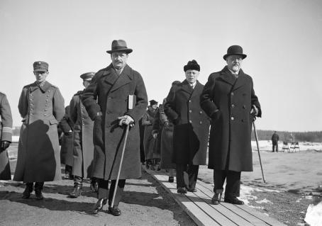 Marsalkka Mannerheim palaa Intian ja Nepalin matkaltaan. Malmin lentokentällä marskia vastassa kenraalit L.E. Oesch (takana), Rudolf Walden ja Hannes Ignatius (oik.). 2.4.1937