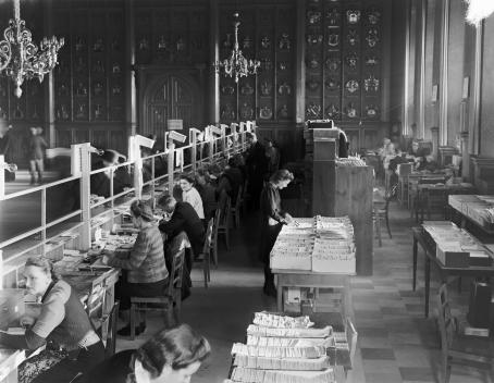 Suur-Helsingin kansanhuollon ostokortti- ja vaatetustoimisto on sijoitettu Ritarihuoneelle. Siellä käy päivittäin 500–800 asiakasta. 23.11.1946