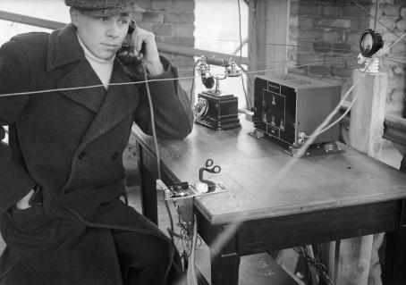 Helsingin poliisilaitos on saanut koekäyttöön radioauton, joka partioi kaupungilla. Päivystäjä vastaanottimen ääressä palolaitoksella. 18.3.1937