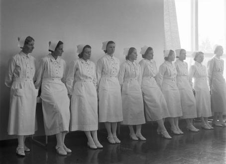 Tuberkuloosi oli 1930-luvun pahin kansantauti. Parantoloita rakennettiin ympäri Suomen. Sairaanhoitajien rivistöä Kiljavannummen tuberkuloosiparantolan vihkiäisissä. 11.10.1938