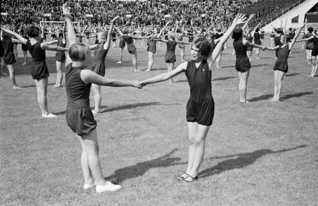 Tyttöjen voimistelunäytös olympiastadionin vihkiäisissä. Stadion rakennettiin Helsingin vuoden 1940 olympiakisoihin, mutta sota muutti suunnitelmat. Kisat järjestettiin 1952. 12.6.1938