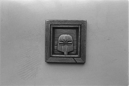 Presidentti Urho Kekkosen vaalikampanja. Kampanjan rahoittamiseksi myytiin Urho Kekkosen tekemää Leipälapio-omakuvaa. Kalle Kultala, Helsinki, 1977?. Suomen valokuvataiteen museo.