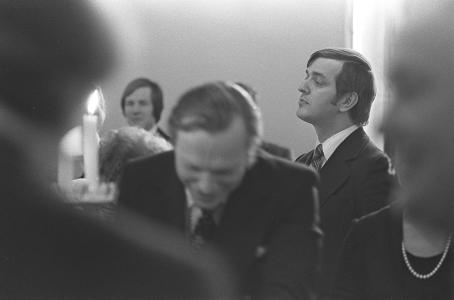 Eduskunnan työkauden avajaiset. Kansanedustajien kahvitilaisuus, ministeri Paavo Väyrynen kurottelee toisten yli. Kalle Kultala, Helsinki, 1976. Suomen valokuvataiteen museo.