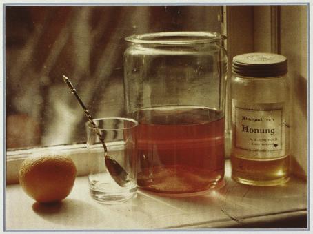 Wladimir Schohin: Still life on window sill, 1907. The Finnish Museum of Photography / AFK collection. Wladimir Schohin: Asetelma ikkunalaudalla, 1907. Suomen valokuvataiteen museo / AFK:n kokoelma. Digitoitu kopiodiasta tehdystä värinkääntövedoksesta.
