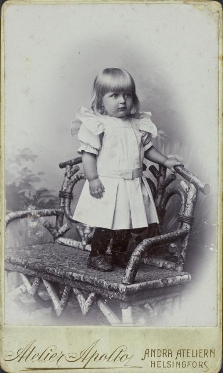 Portrait of an unknown child. Atelier Apollo, Helsinki, 1905-10. Photography production first achieved industrial proportions with the spread of visiting cards in the second half of the 19th century. A photograph was a unique memento. People collected and exchanged visiting cards with their circle of acquaintances, giving rise to family-album culture. The name of the person in the picture is sometimes written on the card, but most of the people appearing in these visiting cards are unidentified.