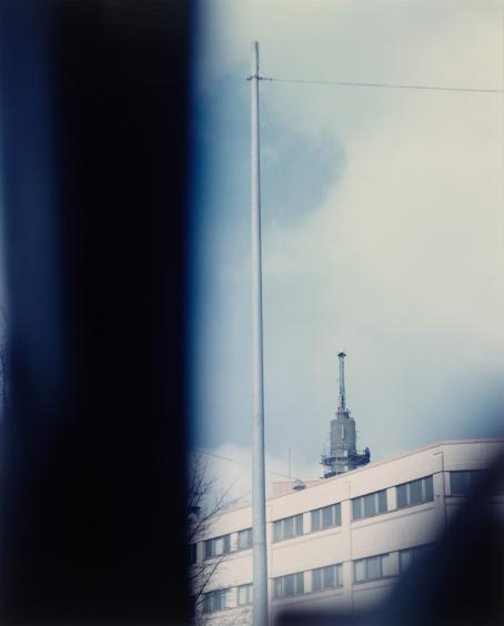 Andrei Lajunen: Nimetön (Poliisiasema), noin 1997-1998, mustesuihkutuloste, 51 x 41 cm. Andrei Lajusen rahaston editio 10. Suomen valokuvataiteen museo.
