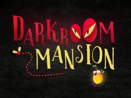 Tummalla pohjalla lukee Darkroom Mansion isoilla kirjaimilla. "Darkroom" on punaisella, ja sen kaksi O-kirjainta ovat kuin silmät. "Mansion" lukee vaaleankeltaisella. Tekstin alapuolella on keltainen, pyöreä ötökkä, jolla on isot silmät, pienet siivet ja hohtavat tuntosarvet.