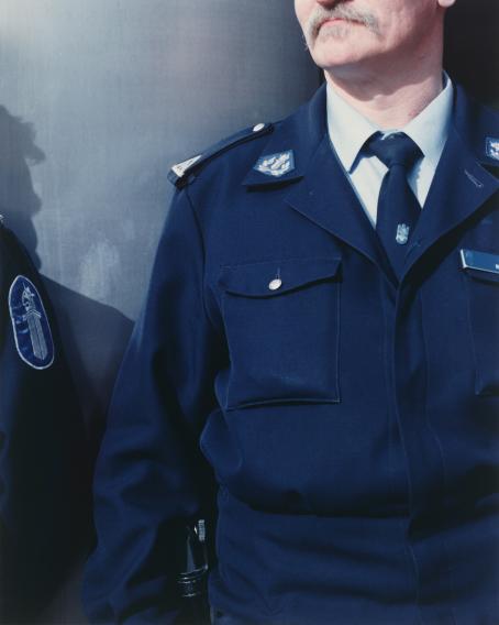Andrei Lajunen: Nimetön (kaksi poliisia), noin 1997-1998, mustesuihkutuloste, 20 x 16 cm. Andrei Lajusen rahaston editio 10. Suomen valokuvataiteen museo.