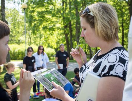 Villiyrttien tunnistamisessa otettiin kaikki aistit avuksi. Kuva: Virve Laustela, Suomen valokuvataiteen museo Villiyrttien tunnistamisessa otettiin kaikki aistit avuksi. Kuva: Virve Laustela, Suomen valokuvataiteen museo