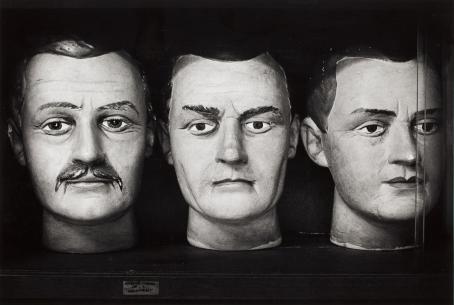 Ben Kaila: mallipäitä rikollisten tunnistamiseen (Rikosmuseossa), 1985 / Suomen valokuvataiteen museon kokoelma. Kolme paperista tms. tehtyä miehen päätä vierekkäin.
