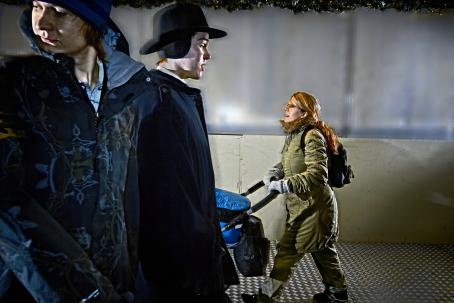 Hans von Schantz: Keskuskatu 1, 2008, sarjasta Enter Helsinki. / Suomen valokuvataiteen museon kokoelma Takana nainen työntää lastenvaunuja. Etualalla on kaksi miestä, joista toinen katsoo olkansa yli taakseen.