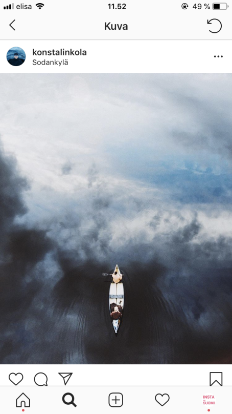 Kuvakaappaus Instagramissa. Ylhäältä otetussa kuvassa kaksi ihmistä istuu kajakissa melomassa. Vesi on tyyni ja siitä heijastuvat taivaalla olevat pilvet. 
