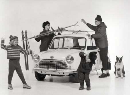 Otso Pietinen, 1960-luku. Mainoskuva Austin Mini -auton markkinointiin. Suomen valokuvataiteen museo.