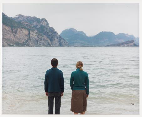 Elina Brotherus, 2007: Waterfront. Sarjasta Artist and her model. Hannula & Hinkka -kokoelma, Suomen valokuvataiteen museo.