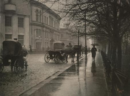 Walter Jakobson: Esplanaden i regn, 1904 / Suomen valokuvataiteen museon kokoelma