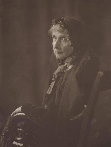 Alfred Nybom, Hedwig Dohm, 1903–1905, hiilisiirtovedos. Suomen valokuvataiteen museo