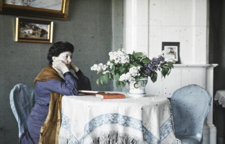 Wladimir Schohin: Nadezhda Schohin pöydän ääressä, 1907. Suomen valokuvataiteen museo