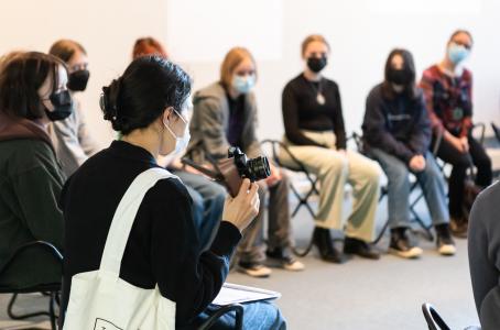 Taidetestaajia Valokuvataiteen museossa keväällä 2022. Kuva: Virve Laustela, Suomen valokuvataiteen museo Taidetestaajia Valokuvataiteen museossa keväällä 2022. Kuva: Virve Laustela, Suomen valokuvataiteen museo