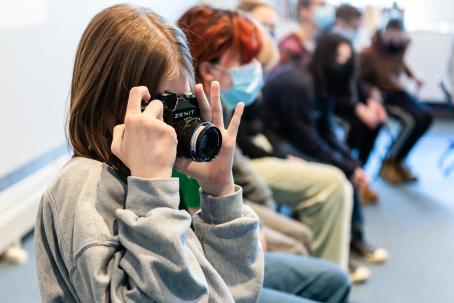 Taidetestaajia Valokuvataiteen museossa keväällä 2022. Kuva: Virve Laustela, Suomen valokuvataiteen museo