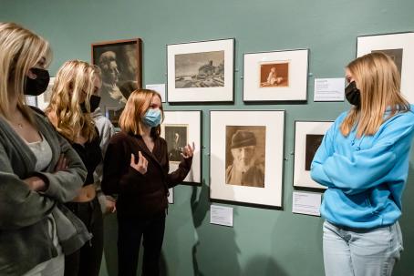 Taidetestaajia Valokuvataiteen museossa keväällä 2022. Kuva: Virve Laustela, Suomen valokuvataiteen museo Taidetestaajia Valokuvataiteen museossa keväällä 2022. Kuva: Virve Laustela, Suomen valokuvataiteen museo