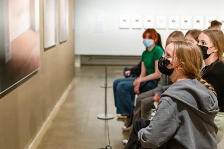 Taidetestaajia Valokuvataiteen museossa keväällä 2022. Kuva: Virve Laustela, Suomen valokuvataiteen museo Taidetestaajia Valokuvataiteen museossa keväällä 2022. Kuva: Virve Laustela, Suomen valokuvataiteen museo