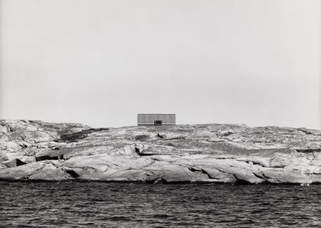 Kaius Hedenström: Kemiönsaari, Hiittinen. Sarjasta Saariston kesämökit, 1975. Suomen valokuvataiteen museo.