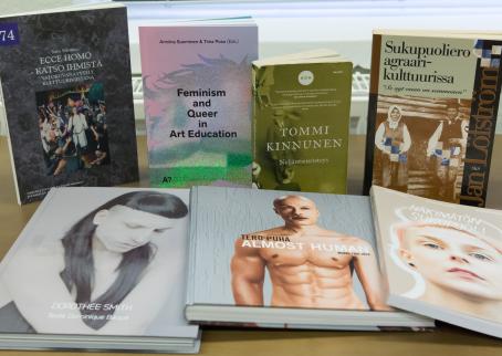 Sateenkaarikirjallisuutta aseteltuna kahteen riviin.