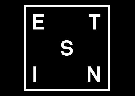 Näyttelyn mustavalkoinen logo, jossa nimen kirjaimet ovat hajallaan neliön sisällä.