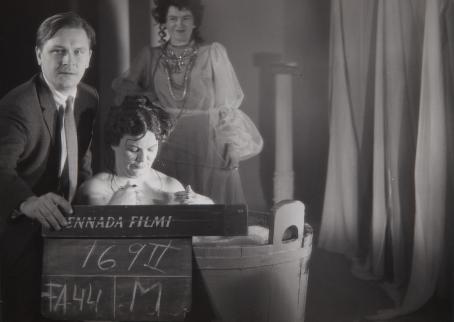 Kuva Fennada-filmin Punainen viiva -elokuvan teosta, 1959. Leo Jokela pitää kädessään klaffia. Börje Söderholm / SVM