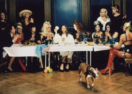 Kuvassa Jeesus isuu pöydässä ympärillään 12 transvestiittiä. Asetelma on samankaltainen kuin Viimeinen ehtoollinen-maalauksessa. Etualalla on koira, joka kävelee poispäin pöydästä.
