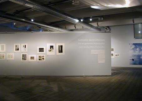 Valokuvateoksia esillä Suomen valokuvataiteen museon näyttelytilassa.