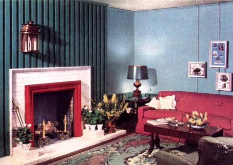 Osa huoneesta, jossa yhdellä seinällä punainen sohva ja toisella takka. 