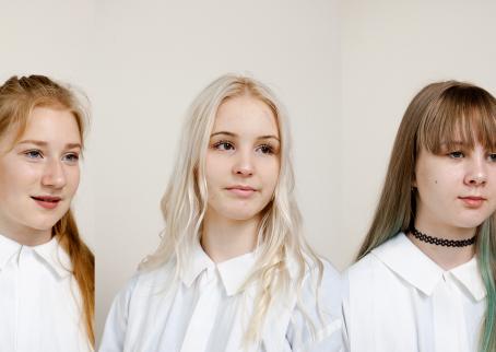 Kolme vierekkäin olevaa muotokuvaa nuorista naisista, joilla on valkoiset albat päällään.