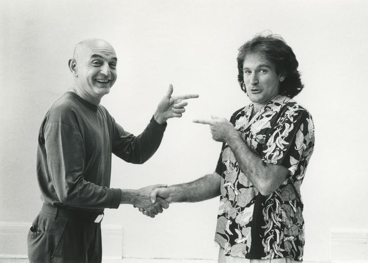 Duane Michals: Duane Michals ja Robin Williams, 1980. Robin Williams ja Duane Michals hassuttelevat mustavalkoisessa studiokuvassa.
