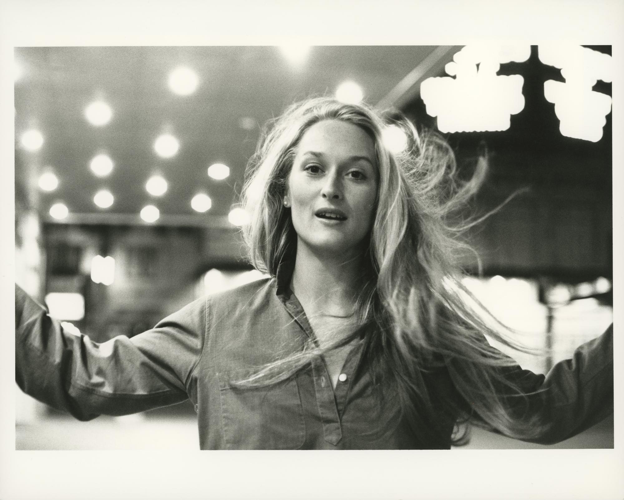 Duane Michals: Meryl Streep, 1975. Mustavalkoinen valokuva Meryl Streepistä hiukset auki.