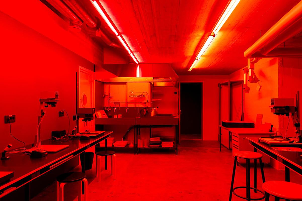 Kuva: Virve Laustela, Suomen valokuvataiteen museo Tilanäkymä pimiöön punavalossa.