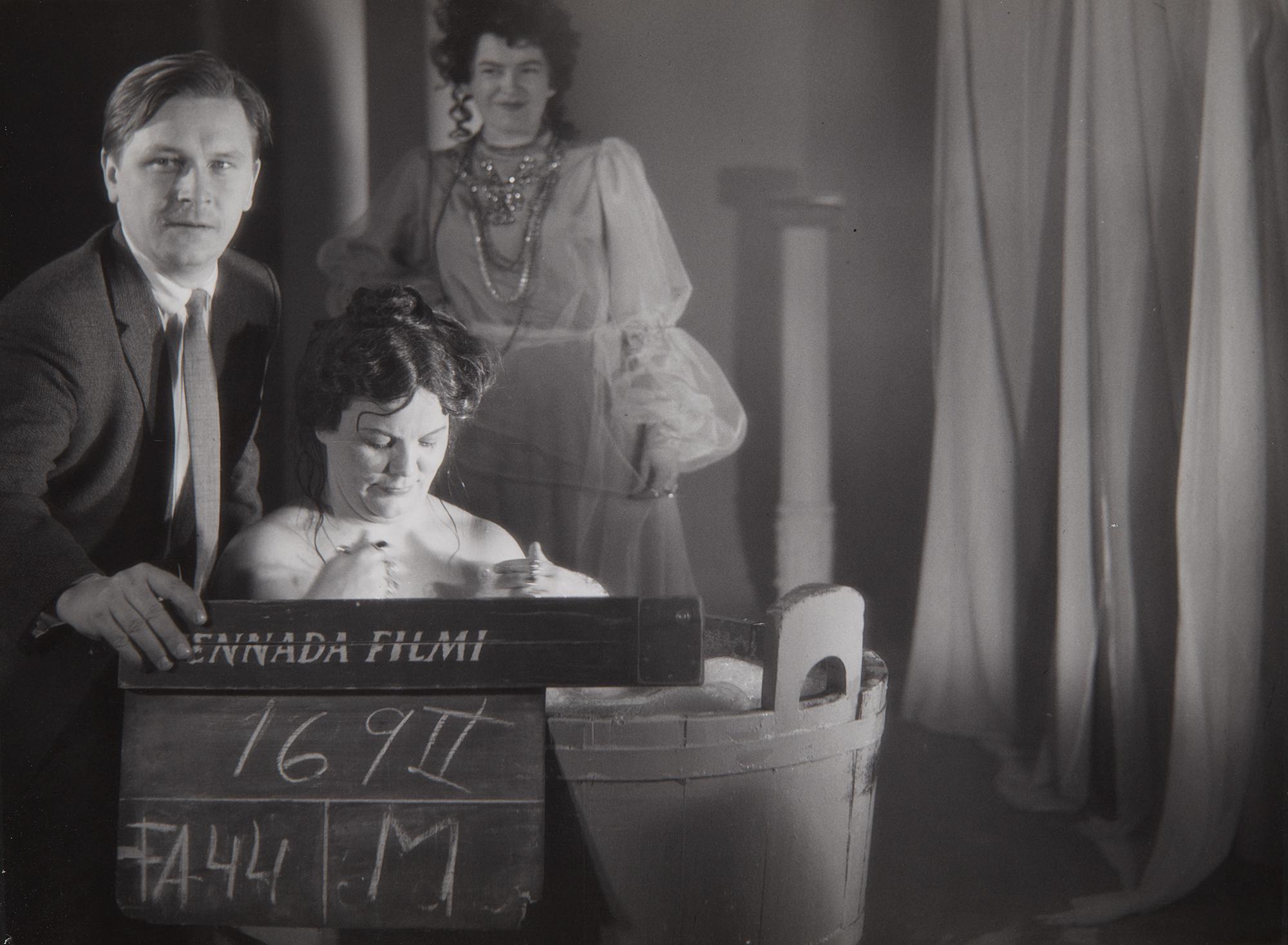 Kuva Fennada-filmin Punainen viiva -elokuvan teosta, 1959. Leo Jokela pitää kädessään klaffia. Börje Söderholm / SVM