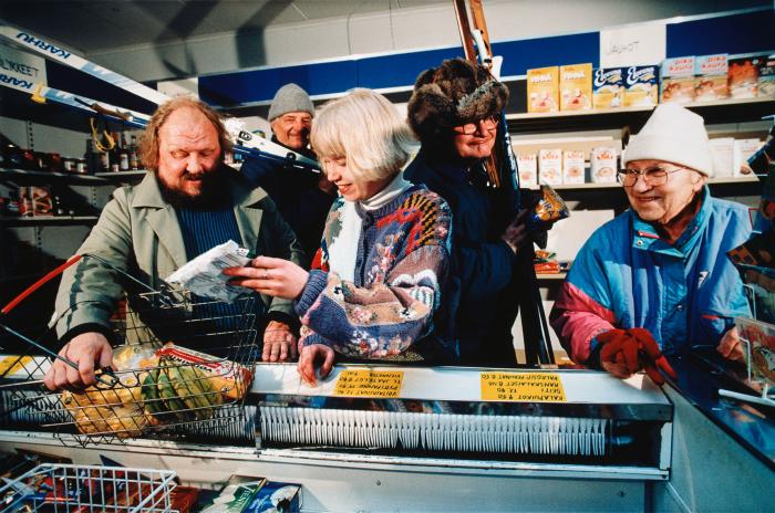 Juha Metso, Debatti hullusta lehmästä ei ole turhaa, sarjasta The Life of Albert, 1996. Suomen valokuvataiteen museon kokoelma.