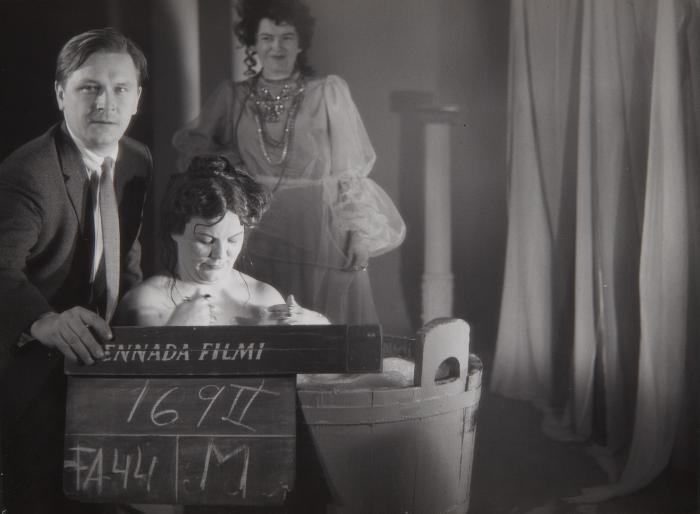 Kuva Fennada-filmin Punainen viiva -elokuvan teosta, 1959. Leo Jokela pitää kädessään klaffia. Börje Söderholm / SVM